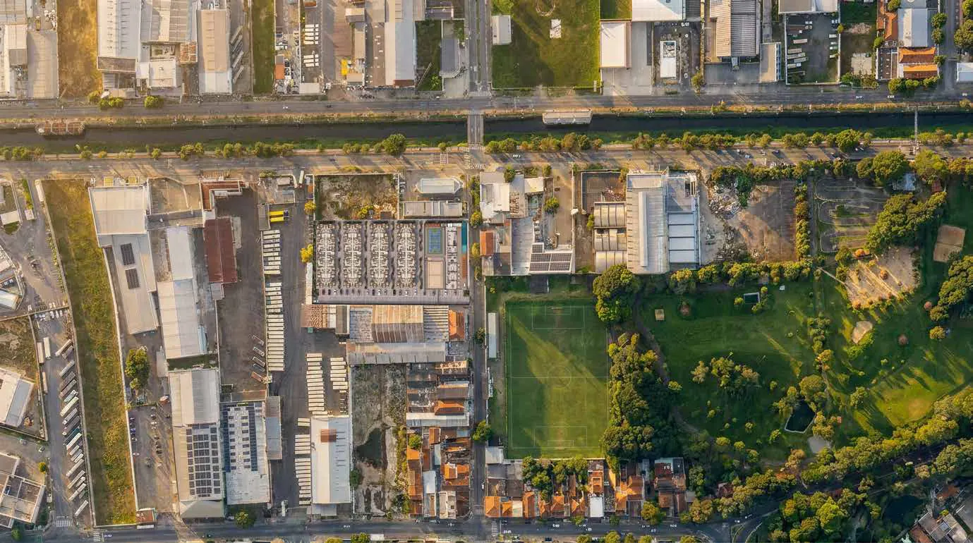 Vista aérea: o Parque 30 na Rua São José, com o Parque Municipal ao lado e a Av. João Pinheiro acima