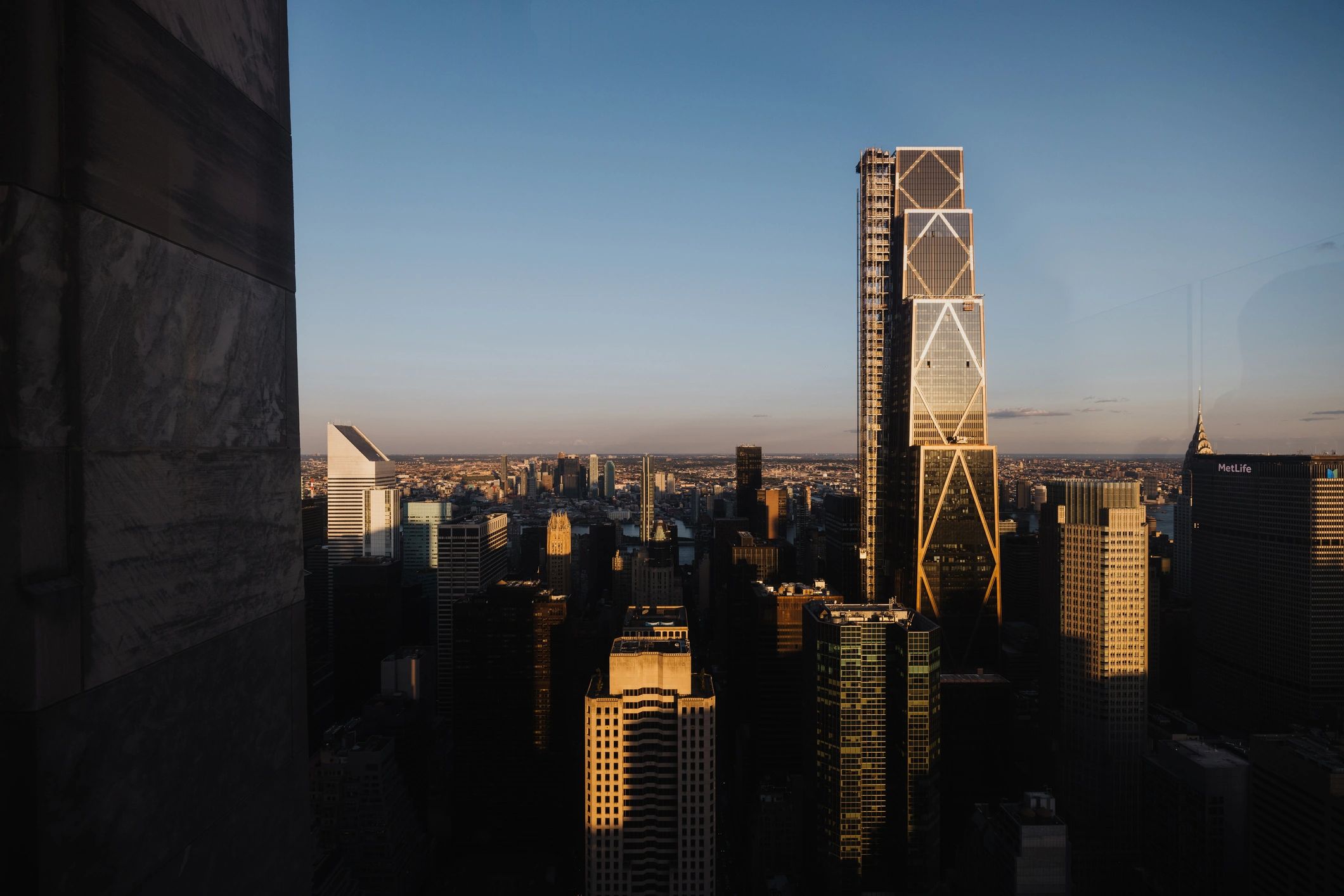 Skyline urbano com edifícios modernos, representando o mercado imobiliário premium